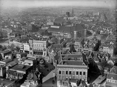 400493 Overzicht van een gedeelte van de binnenstad van Utrecht, vanaf de Domtoren, uit het zuiden, met op de voorgrond ...